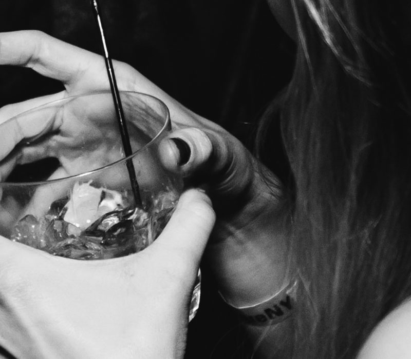 people-drinking-in-bar